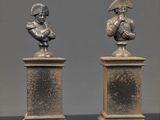 paire de bustes en bronze représentant des hommes casqués, posés sur des socles