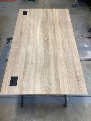 une photo d'une table dans un magasin, avec beaucoup de bois