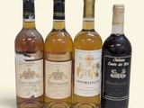 trois bouteilles de vin posées les unes à côté des autres sur une surface blanche
