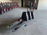 une photo d'un chariot élévateur garé dans un garage