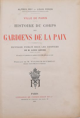 un vieux livre dont le titre est écrit en noir et rouge