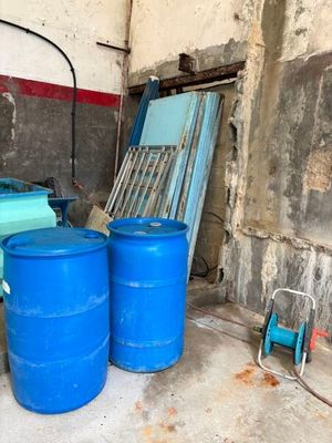 Parapluie de marché toile synthétique bleue (Usures, manque …