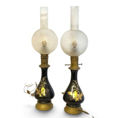 paire de lampes de table noires et dorées avec des abat-jours en verre dépoli