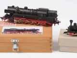 deux petits trains assis l'un à côté de l'autre sur une table