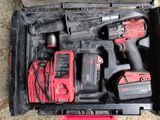 deux outils dans une boîte à outils posée par terre