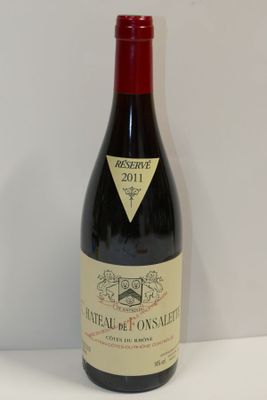 la bouteille de vin est posée sur la table à côté du mur