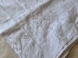 un gros plan sur un drap blanc posé sur un lit