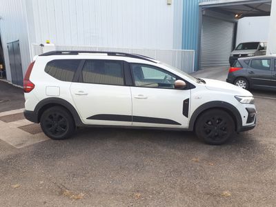 une voiture blanche garée dans un parking