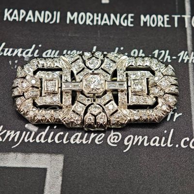 une broche posée sur une feuille de papier