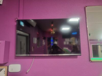 un téléviseur à écran plat accroché au mur d'une pièce