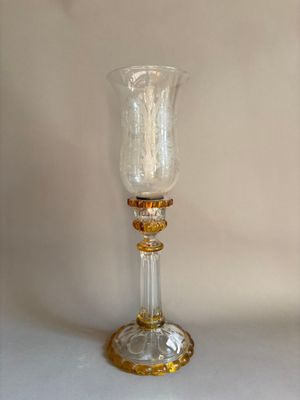 deux verres à vin posés l'un à côté de l'autre sur une table