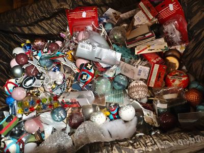 un tas de décorations de Noël diverses posées sur un canapé