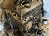 un moteur sale posé sur une palette près d'un mur