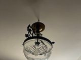 une lampe suspendue au plafond de la pièce