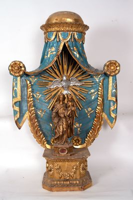 une image représentant une statue bleue et dorée d'une personne tenant une étoile