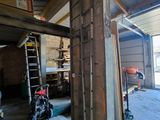 une photo d'un garage avec une échelle à l'intérieur