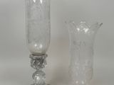 deux vases en verre posés l'un à côté de l'autre sur une table