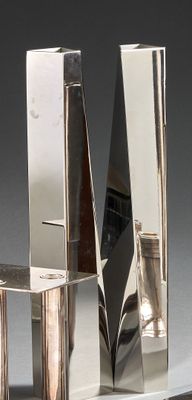 une sculpture en argent représentant une chaise et une table