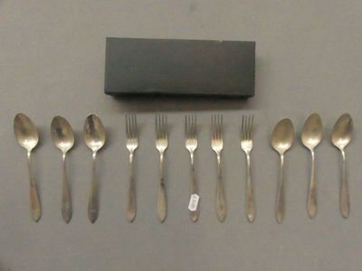 beaucoup de fourchettes et de cuillères sur la table