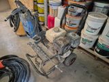 une petite machine qui se trouve dans le garage