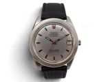 une montre argentée avec un bracelet noir sur un fond blanc