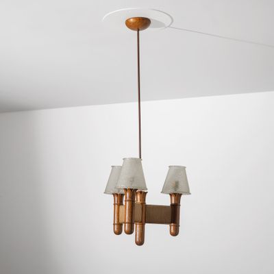 un lustre en bois à trois lampes suspendu au plafond