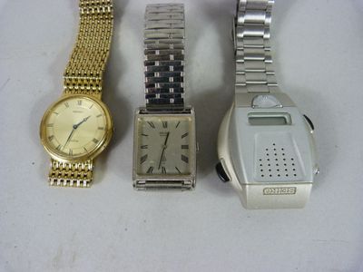trois montres sont assises l'une à côté de l'autre sur une surface blanche