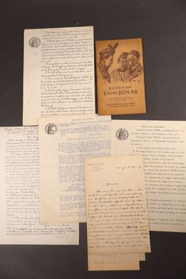 quelques vieilles lettres et un livre posés sur une table