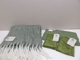 une couverture et un pantalon posés sur une table