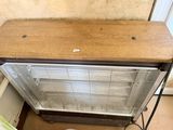 un petit radiateur posé sur une table en bois