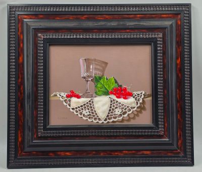 peinture représentant un verre à vin et des baies sur un napperon en dentelle