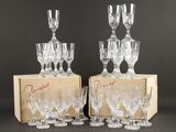 un lot de six verres à vin en cristal dans une boîte en carton