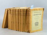 plusieurs vieux livres sont empilés sur une table
