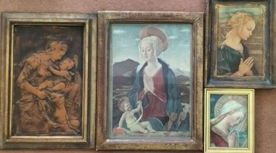 quatre tableaux encadrés accrochés au mur d'un immeuble
