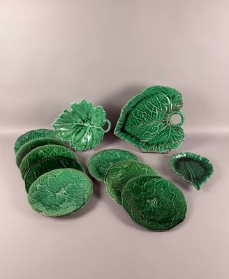 un ensemble de plats verts décorés de feuilles