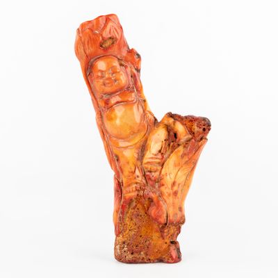 un gros plan sur une sculpture représentant une personne assise sur une souche d'arbre