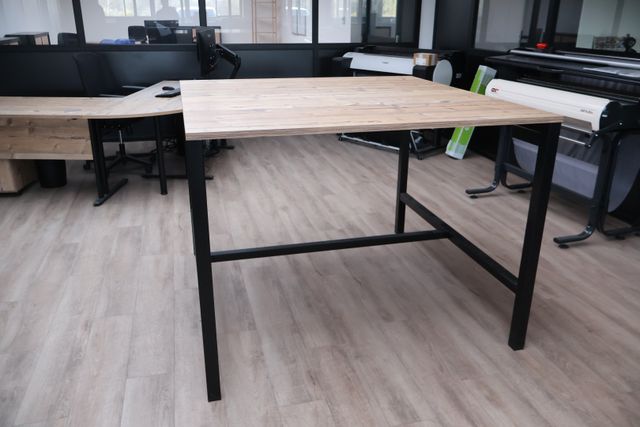 Mobilier de bureau de manufacture contemporaine, métal laqué noir...