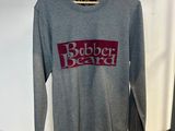Le pull est suspendu à un portant dans un magasin de vêtements.