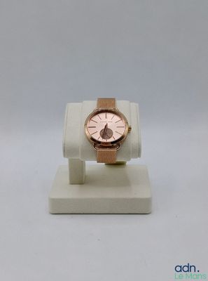 une image représentant une montre posée sur un présentoir, sur fond blanc
