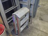 une pile d'échelles posées les unes à côté des autres dans une pièce