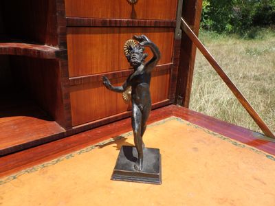 une statue de femme tenant une fleur à la main