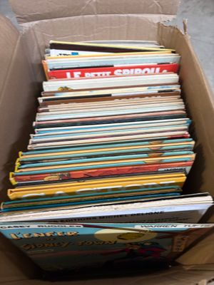 une boîte pleine de livres posée sur le sol