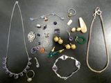 de nombreux types de bijoux sur la table
