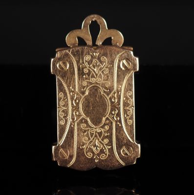 un fermoir en or orné d'un motif décoratif sur le devant