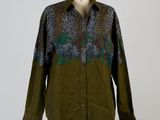 une chemise pour femme avec un imprimé animalier sur le devant