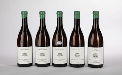 quatre bouteilles de vin sont alignées sur une surface blanche