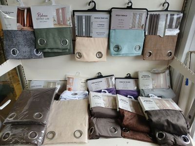 many different types of bedding on display in a store