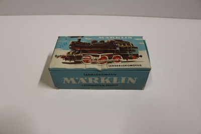la boîte est vide sur la table où se trouve le train