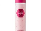 un flacon de shampoing rose sur fond blanc