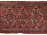 un ancien tapis persan à motifs rouges et bleus